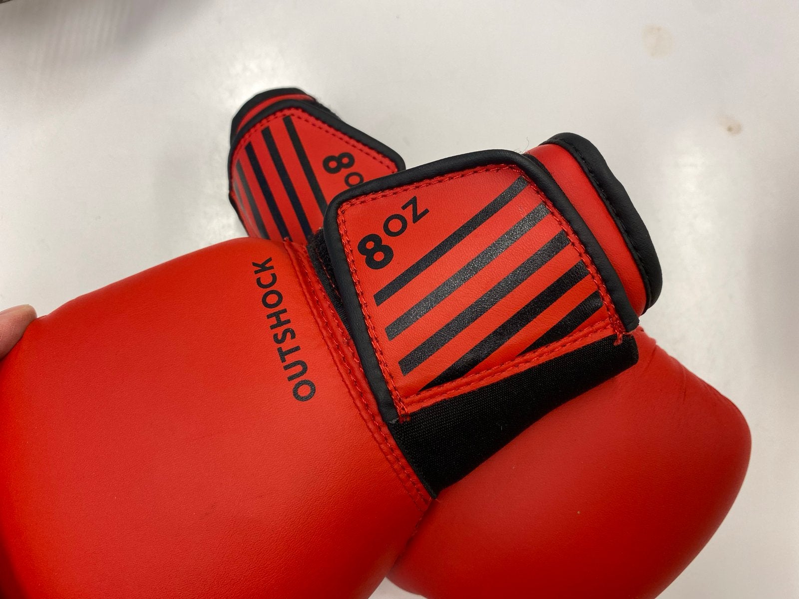 Rode Outshock bokshandschoenen 8oz - Zo goed als nieuw, Ophalen of Verzenden, Zo goed als nieuw, Bokshandschoenen