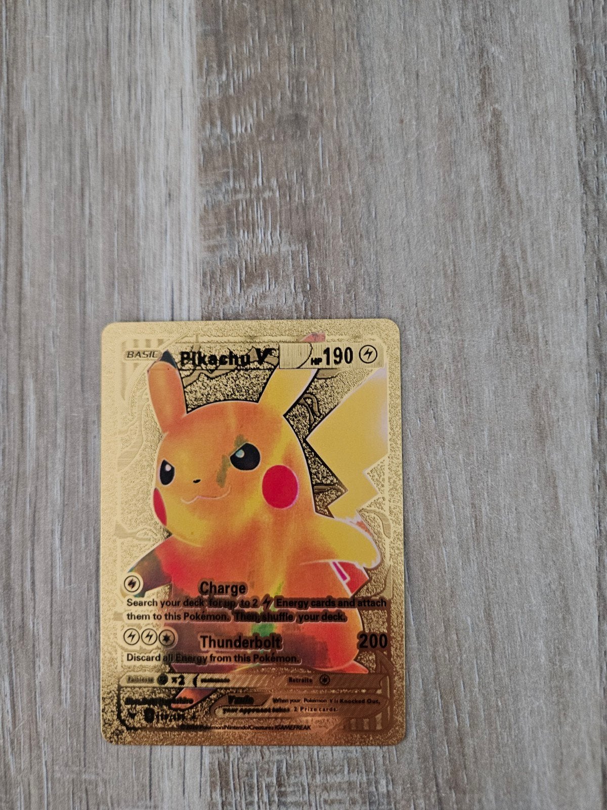 Pikachu V gouden pokemon kaart, Ophalen of Verzenden, Zo goed als nieuw