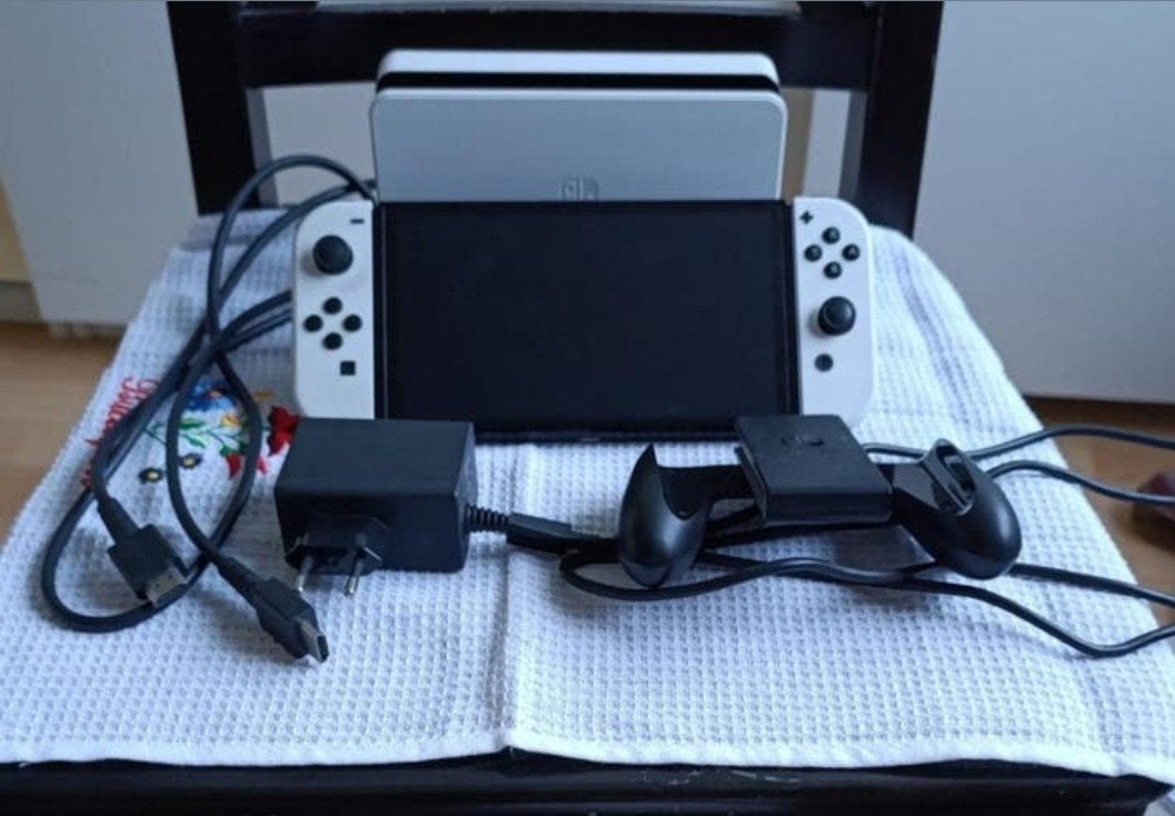 Nintendo Switch OLED wit. Met 2 games & 1 controller., Switch OLED, Met games, Ophalen of Verzenden, Zo goed als nieuw