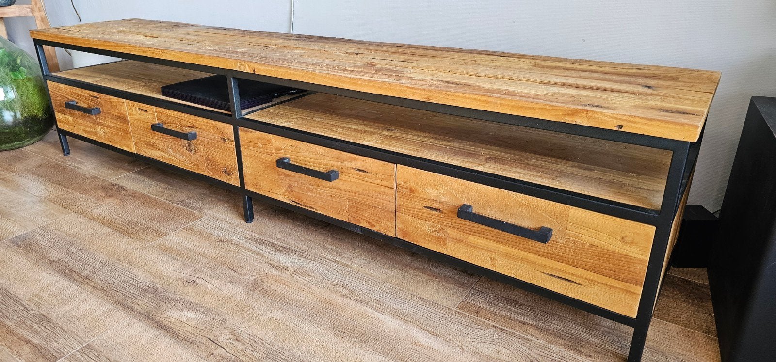 TV-meubel van massief hout en metaal, Huis en Inrichting, Kasten | Televisiemeubels, Industrieel, Landelijk, 150 tot 200 cm, Zo goed als nieuw
