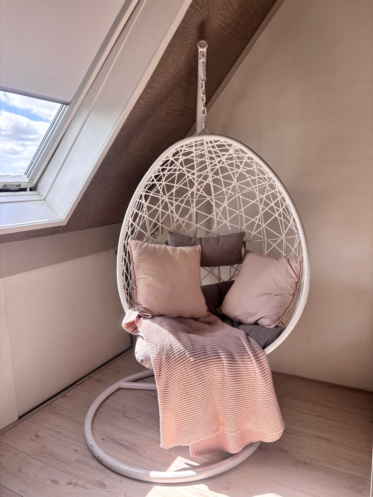 Witte hangstoel (ei) incl. kussens - Zo goed als nieuw, Huis en Inrichting, Stoelen, Ophalen, Wit, Zo goed als nieuw, Metaal