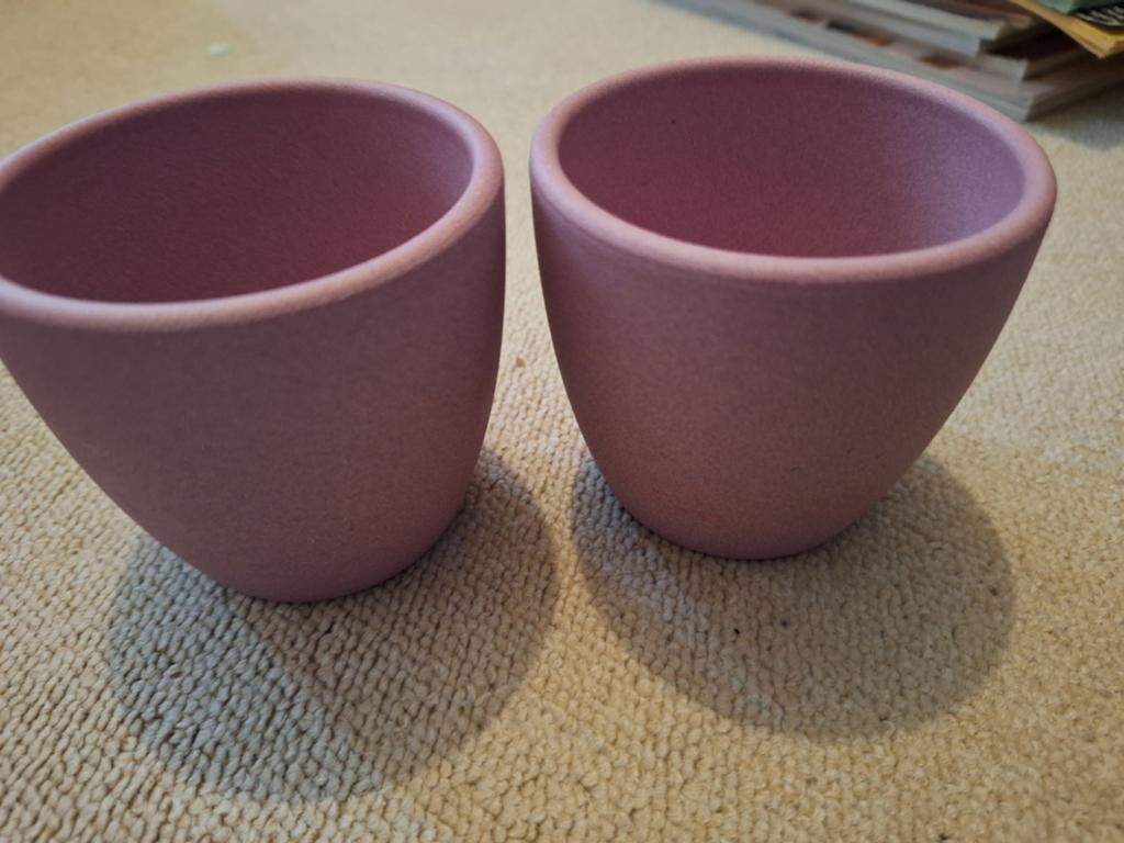 2 mini roze bloempotjes, Rond, Ophalen of Verzenden, Aardewerk, Minder dan 40 cm