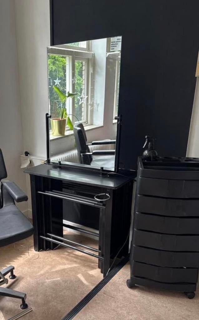 zwart spiegelmeubel kapper, Utrecht