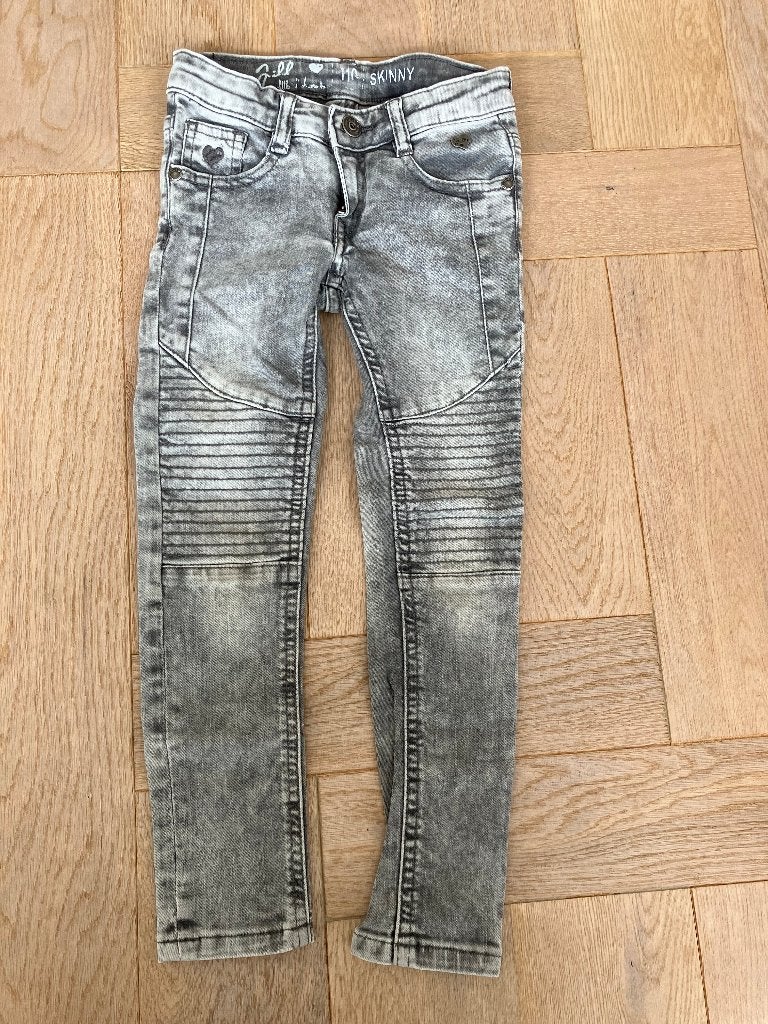 ZGAN stoere lichtgrijze skinny spijkerbroek Jill maat 110, Broek, Meisje, Ophalen of Verzenden, Zo goed als nieuw