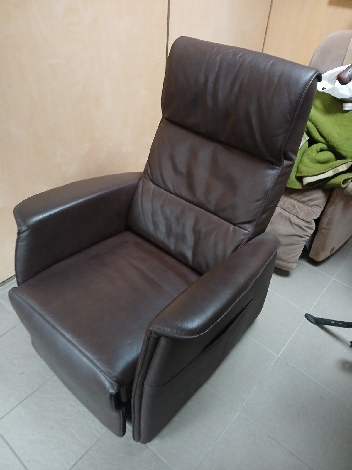 te te koop een bruin leren relaxstoel. in goede staat., Huis en Inrichting, Ophalen, Gebruikt, 75 tot 100 cm, 50 tot 75 cm