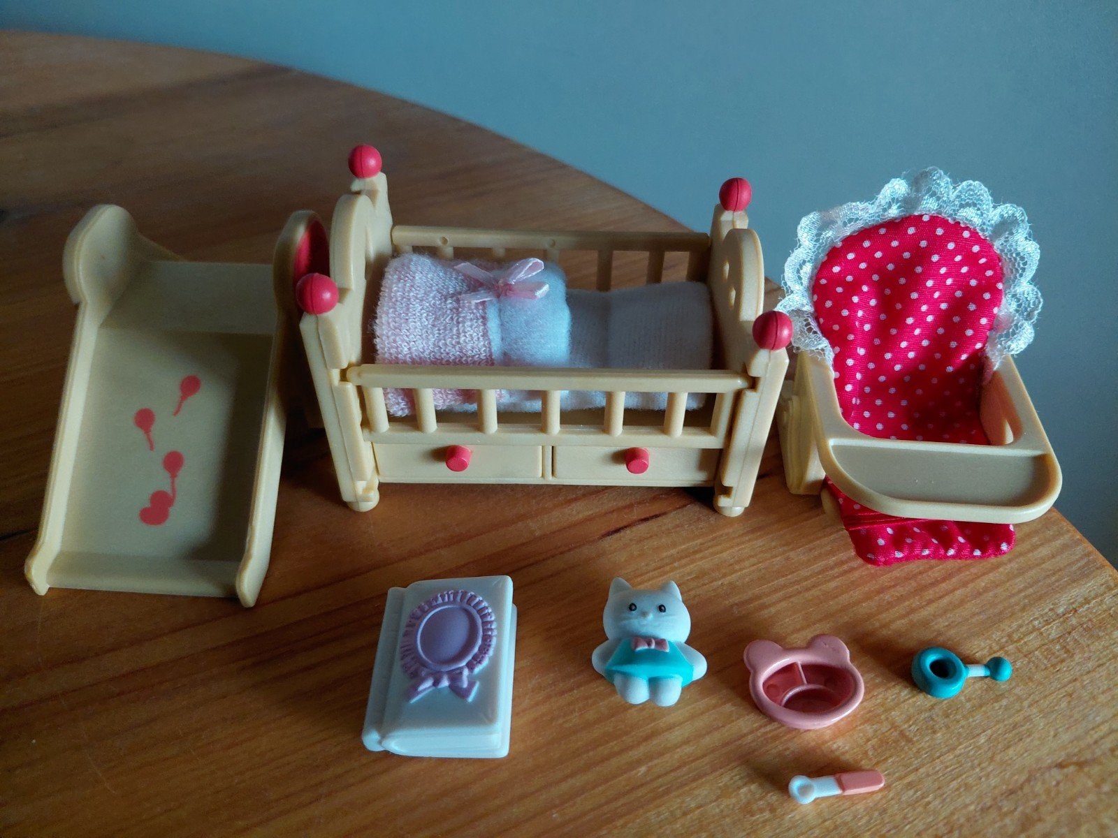 Sylvanian Families babykamer/rood/bedje/glijbaan/stoeltje, Ophalen of Verzenden, Zo goed als nieuw, Poppenhuis