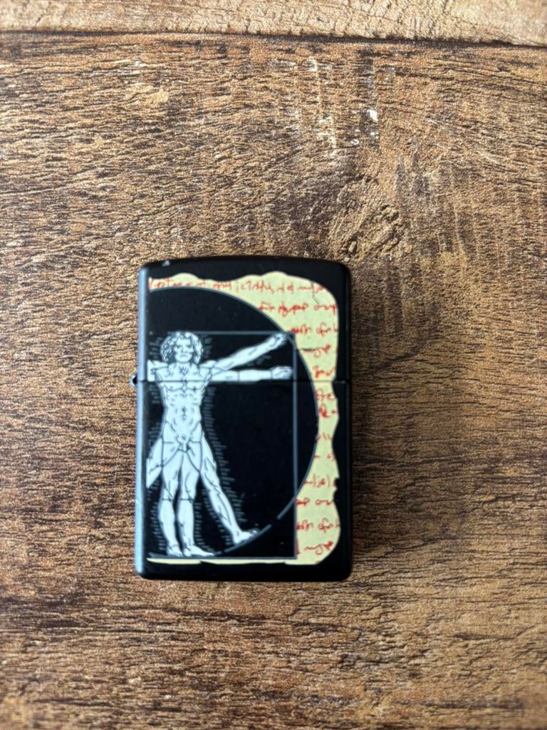 Da vinci proportions of man zippo, Ophalen of Verzenden, Zo goed als nieuw, Overige kleuren, Minder dan 95 cm