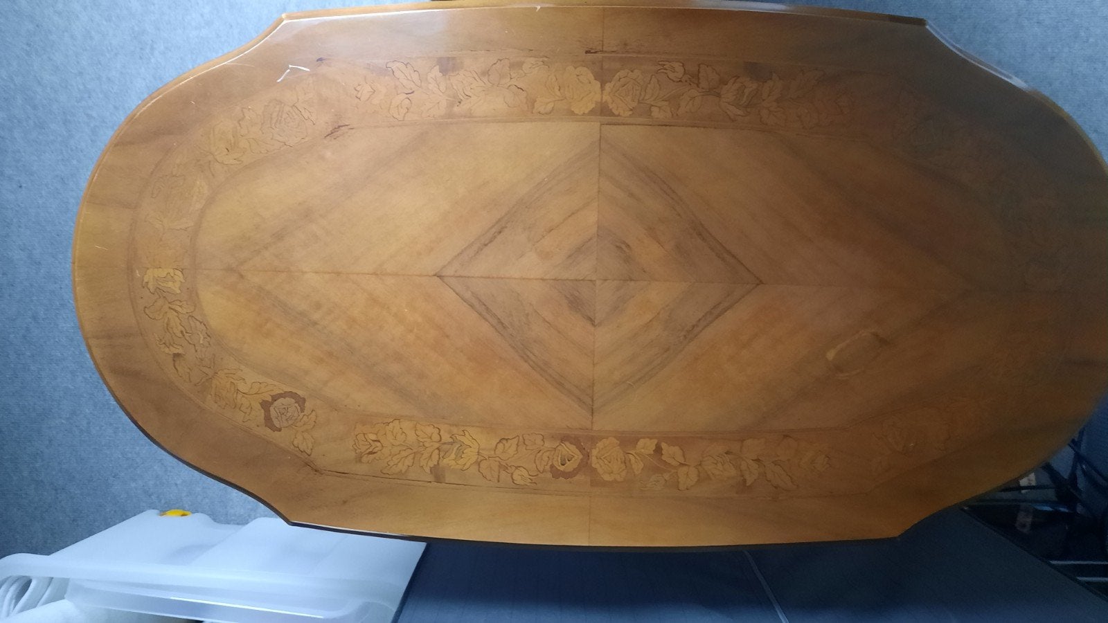 Antieke houten tafel met sierlijke inleg en bewerkte poot, Ophalen