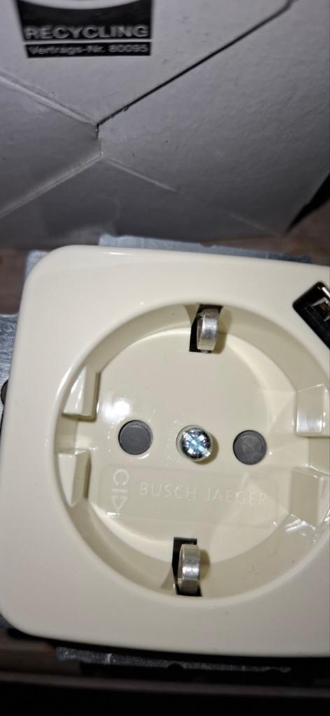 Busch jaeger wandcontactdoos met usb, Ophalen of Verzenden, Nieuw, Stopcontact
