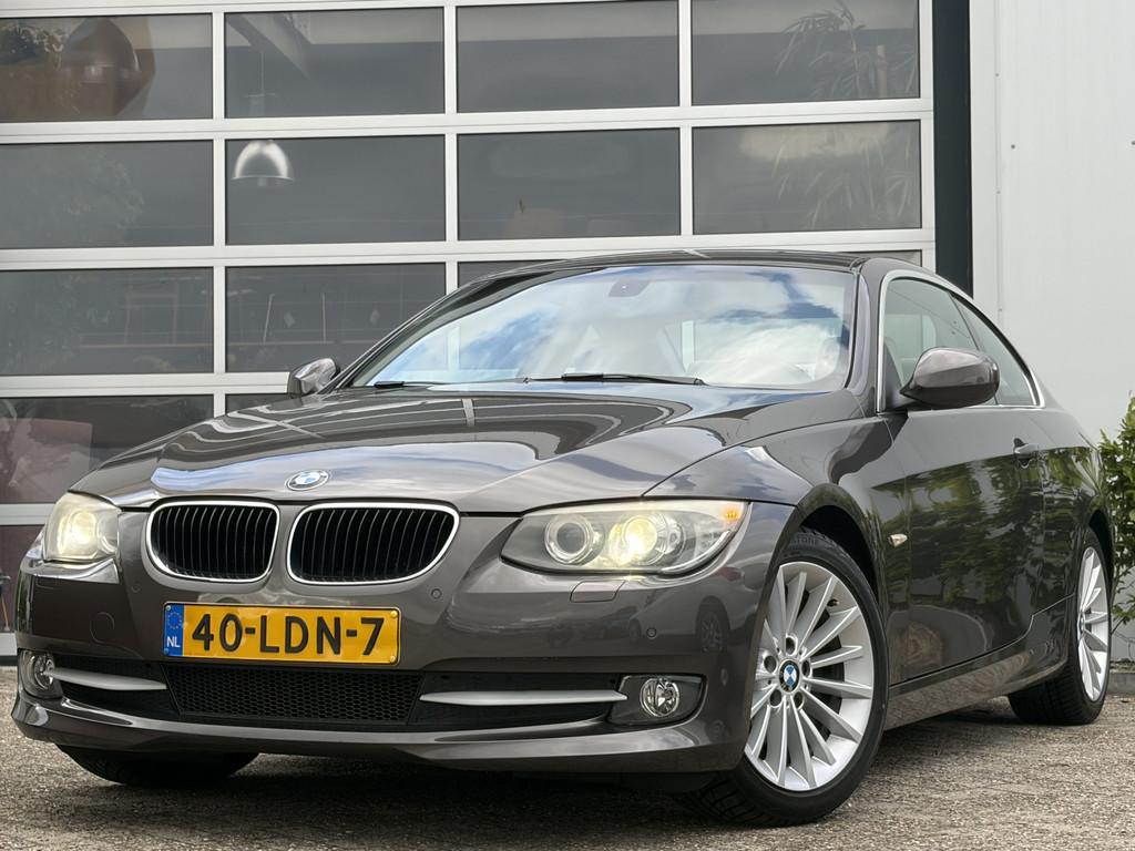 BMW 3 Serie Coupe 320i Corporate Lease High Executive 164pk, Auto's, Automaat, Euro 5, 4 cilinders, Bruin