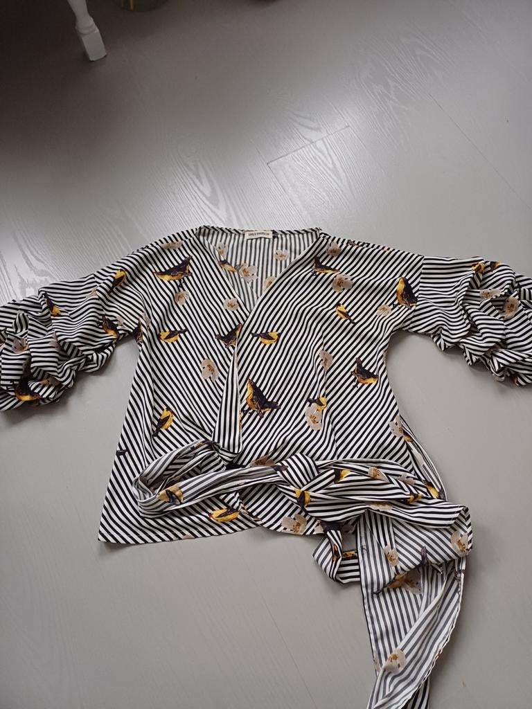 Blouse zwart wit overslag vogels goede staat, Ophalen of Verzenden, Zo goed als nieuw, Maat 38/40 (M), Wit