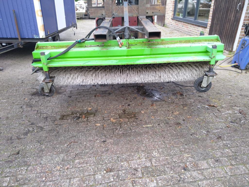 Veegmachine / Borstelmachine voor erf en terrein, Ophalen, Akkerbouw, Werkplaats, Gebouw of Erf