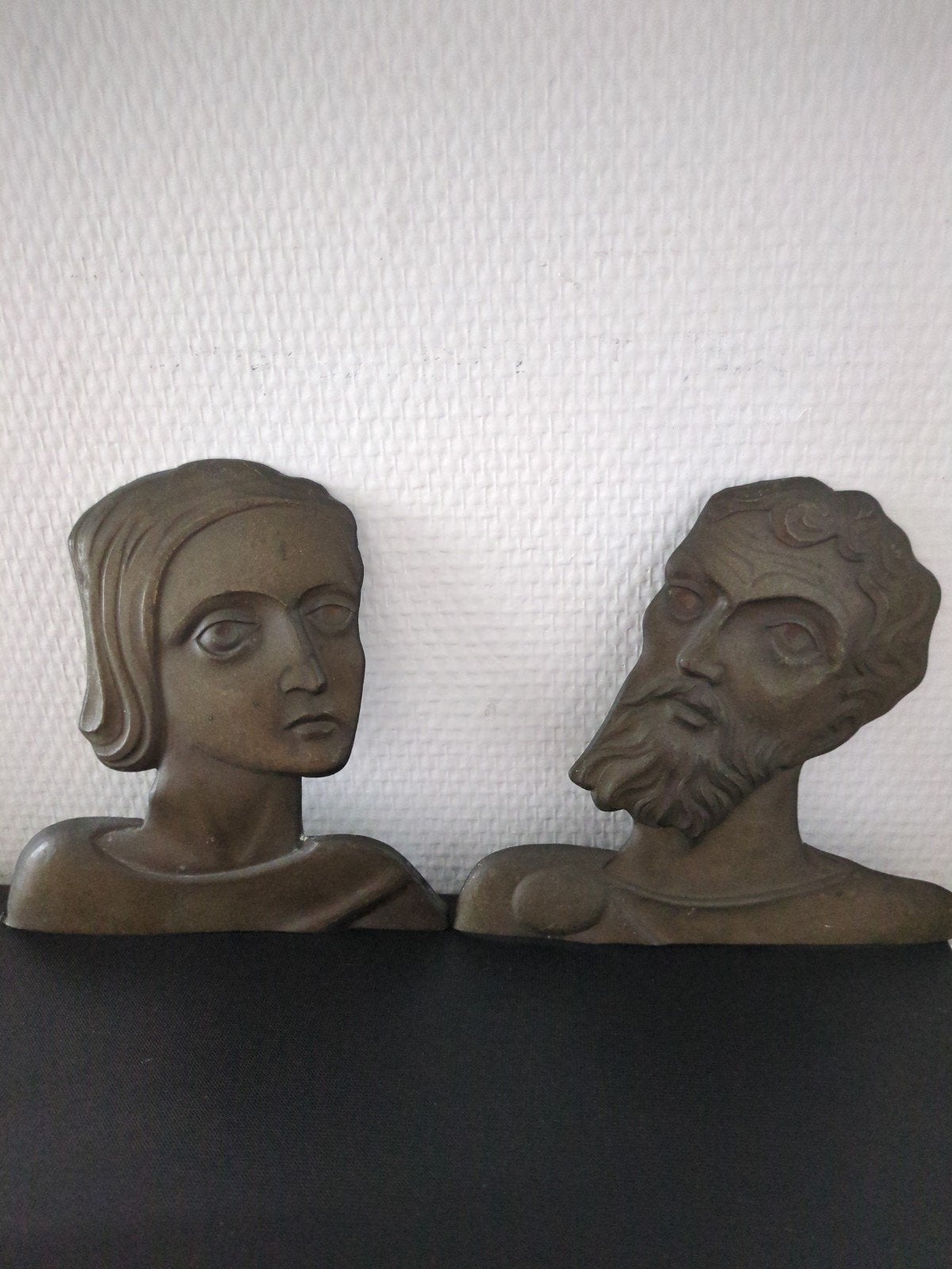 set bronskleurige plaquettes, Groep mensen, Handgemaakt, Minder dan 20 cm, Art deco