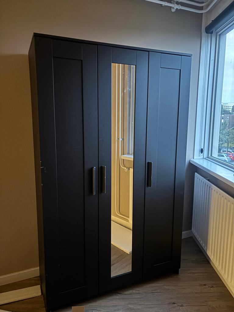 Zwarte IKEA kledingkast met spiegel en vogelbehang, Ophalen, Gebruikt, 100 tot 150 cm, 200 cm of meer
