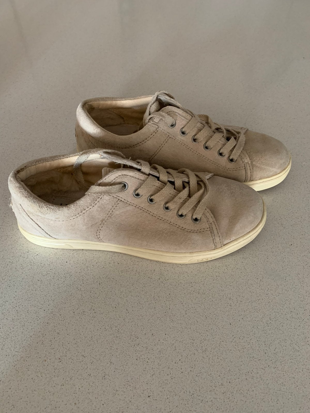 UGG sneakers / gympen maat 37, Kleding | Dames, Schoenen, Gedragen, Sneakers of Gympen, Beige, Ophalen of Verzenden