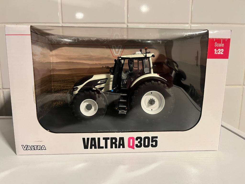 Valtra Q305 Wit UH 1/32, Ophalen of Verzenden, Nieuw, Tractor of Landbouw, Universal Hobbies