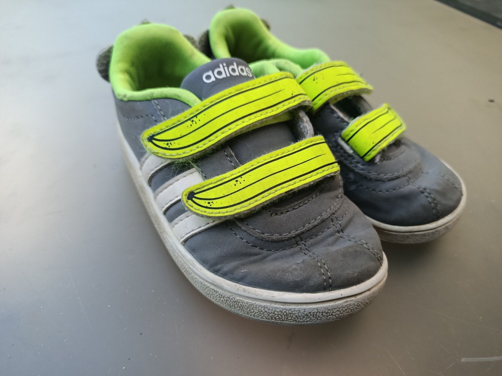 Adidas schoenen maat 22 met aapjes, Adidas, Gebruikt, Jongen of Meisje, Schoenen