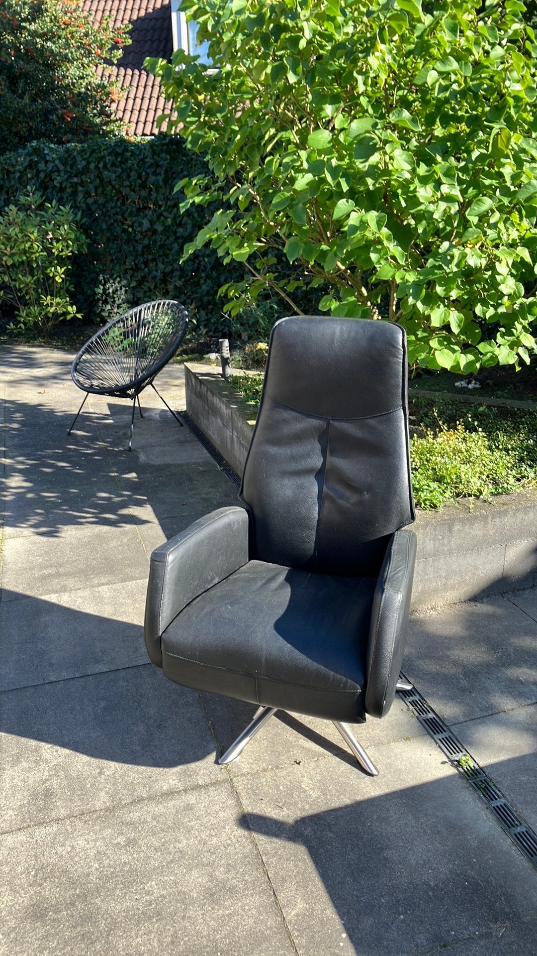 2x Zwarte leren relaxfauteuils