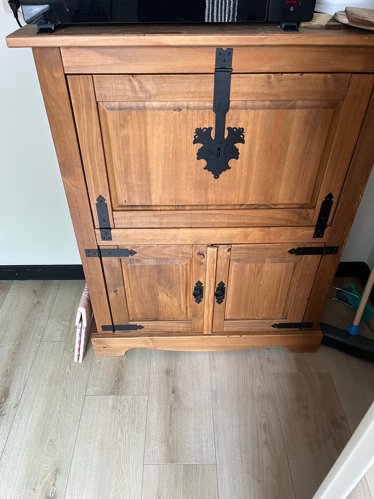 Rustieke houten kast met smeedijzeren beslag, Ophalen, Gebruikt