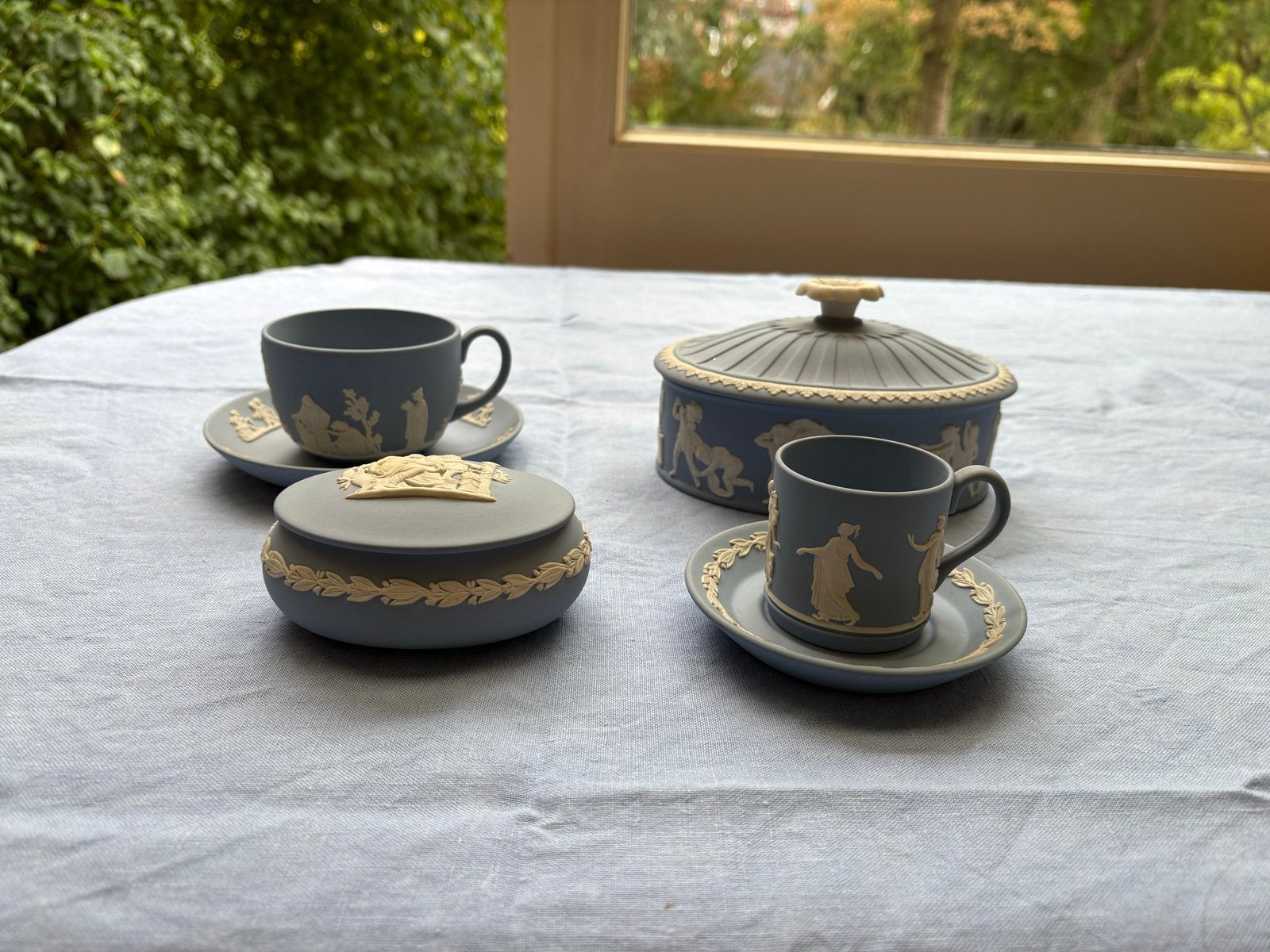 Wedgwood Jasperware theekopjes en doosjes, Ophalen