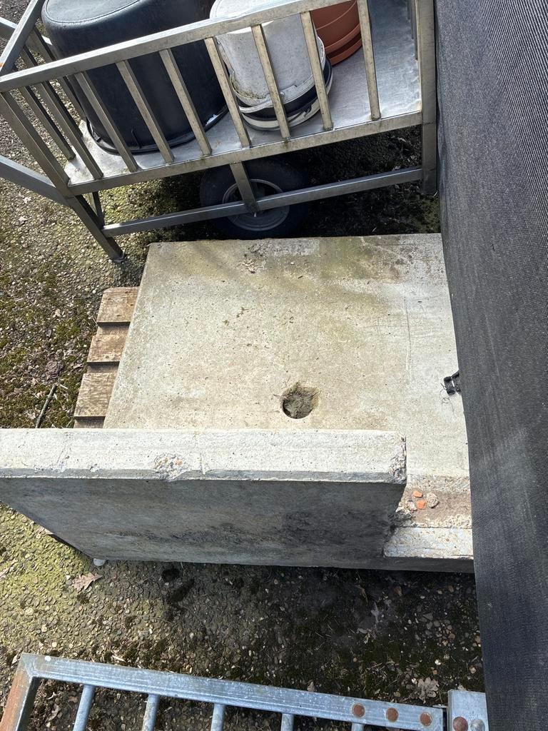 Betonnen keerwand met uitgefreesde hoek, op pallet, Ophalen, Gebruikt, Beton, Overige typen