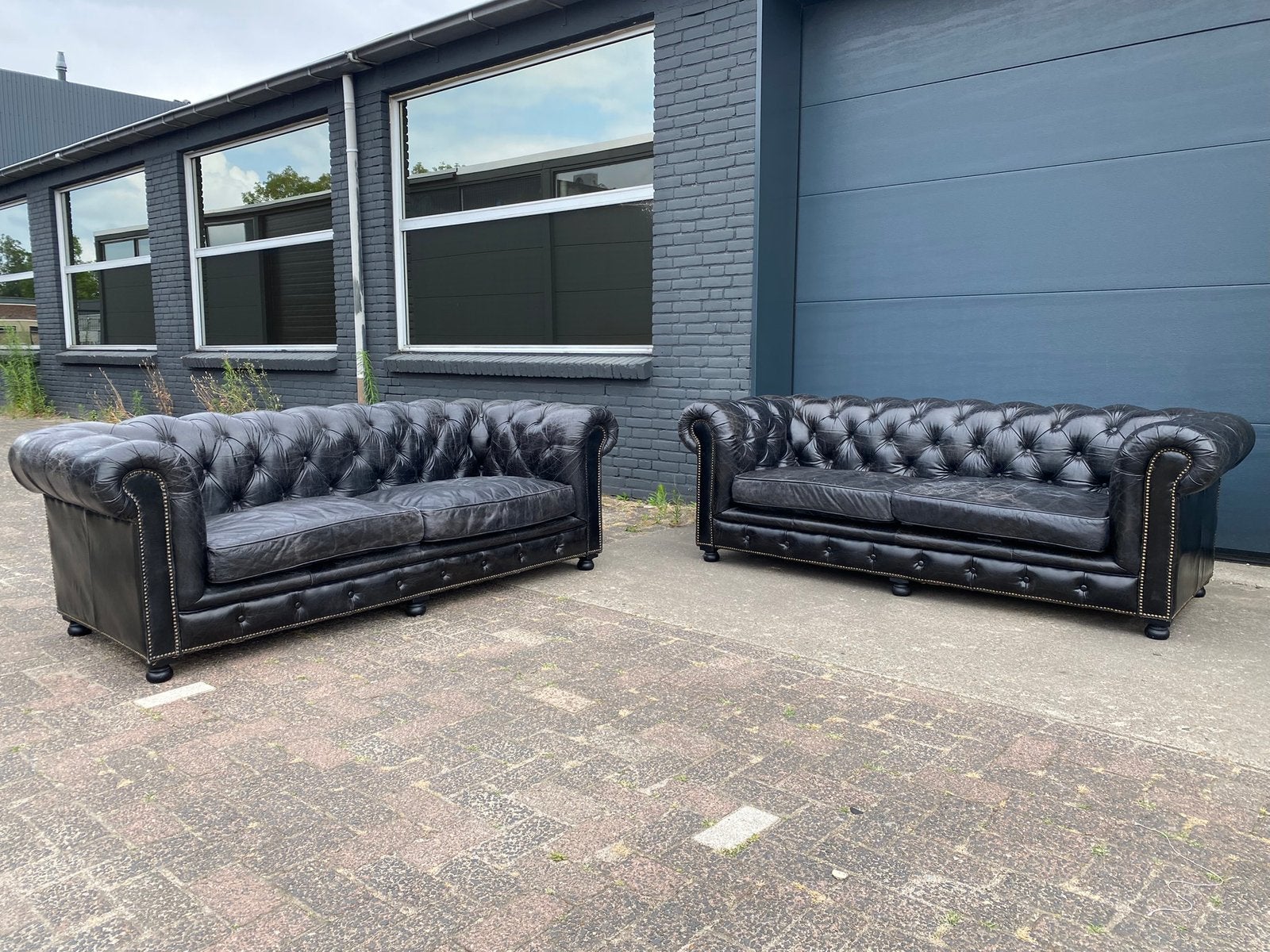 Twee prachtige stoere Chesterfield banken vintage zwart, Ophalen, 125 cm of meer, Leer, Zo goed als nieuw