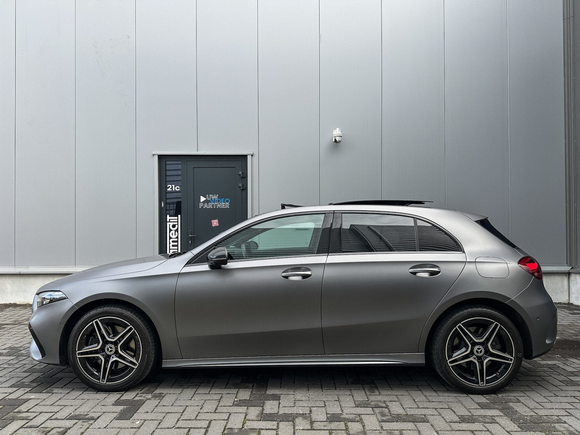 Mercedes-Benz A-Klasse 250 e AMG Line Matgrijs | Pano | 360, Gebruikt, Automatische klimaatregeling, Bedrijf, 273 pk