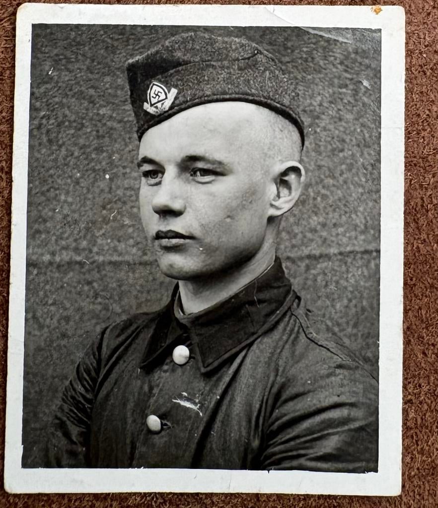 Zwart-wit foto van soldaat met pet, Ophalen of Verzenden, Overige soorten, Overige gebieden, Foto of Poster