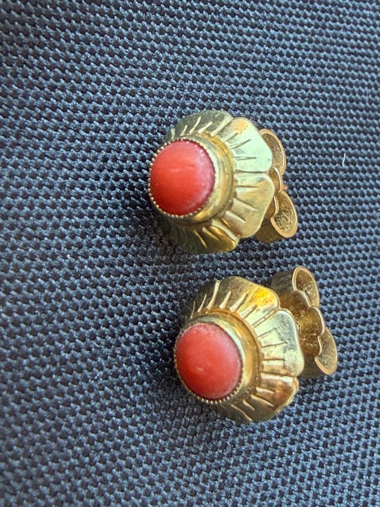 14 krt. gouden oorbellen met bloedkoralen, Gebruikt, Ophalen of Verzenden, Met edelsteen, Knopjes of Stekers