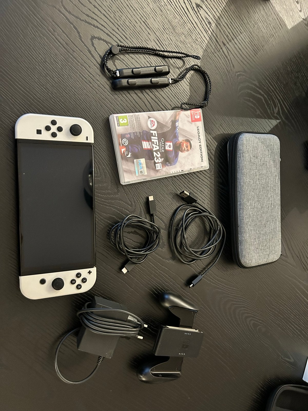 Nintendo Switch OLED met FIFA 23 en beschermhoes, Switch OLED, Met games, Met 2 controllers, Ophalen of Verzenden