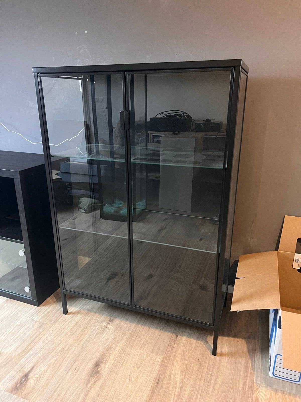 IKEA Rudsta vitrinekast met verlichting, Huis en Inrichting, Kasten | Vitrinekasten, Ophalen, 100 tot 150 cm, 50 tot 100 cm, 25 tot 50 cm