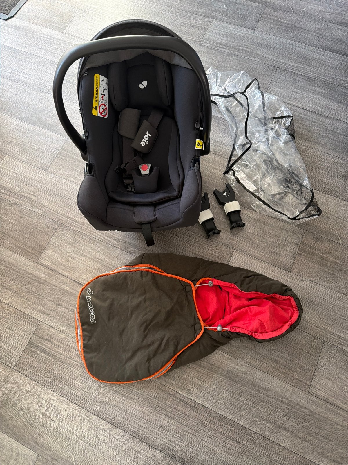 Joie autostoel met voetenzak, adapters en regenhoes, Autogordel, Zijbescherming, Zo goed als nieuw, 0 t/m 13 kg