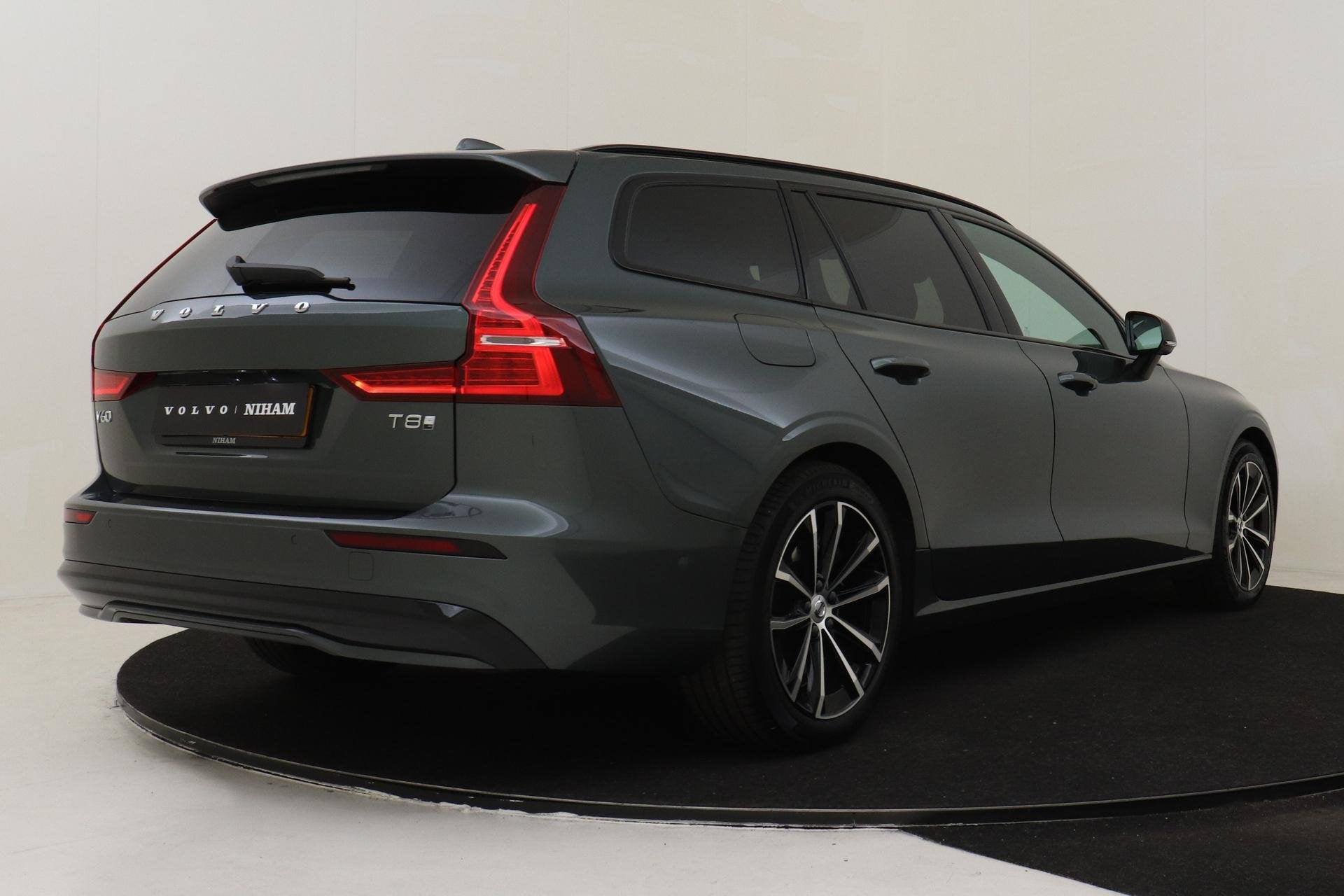 Volvo V60 T8 PLUG-IN HYBRID AWD PLUS DARK -PANO.DAK|HARMAN/K, Auto's, Volvo, Automaat, 12 maanden, Stof, Gebruikt