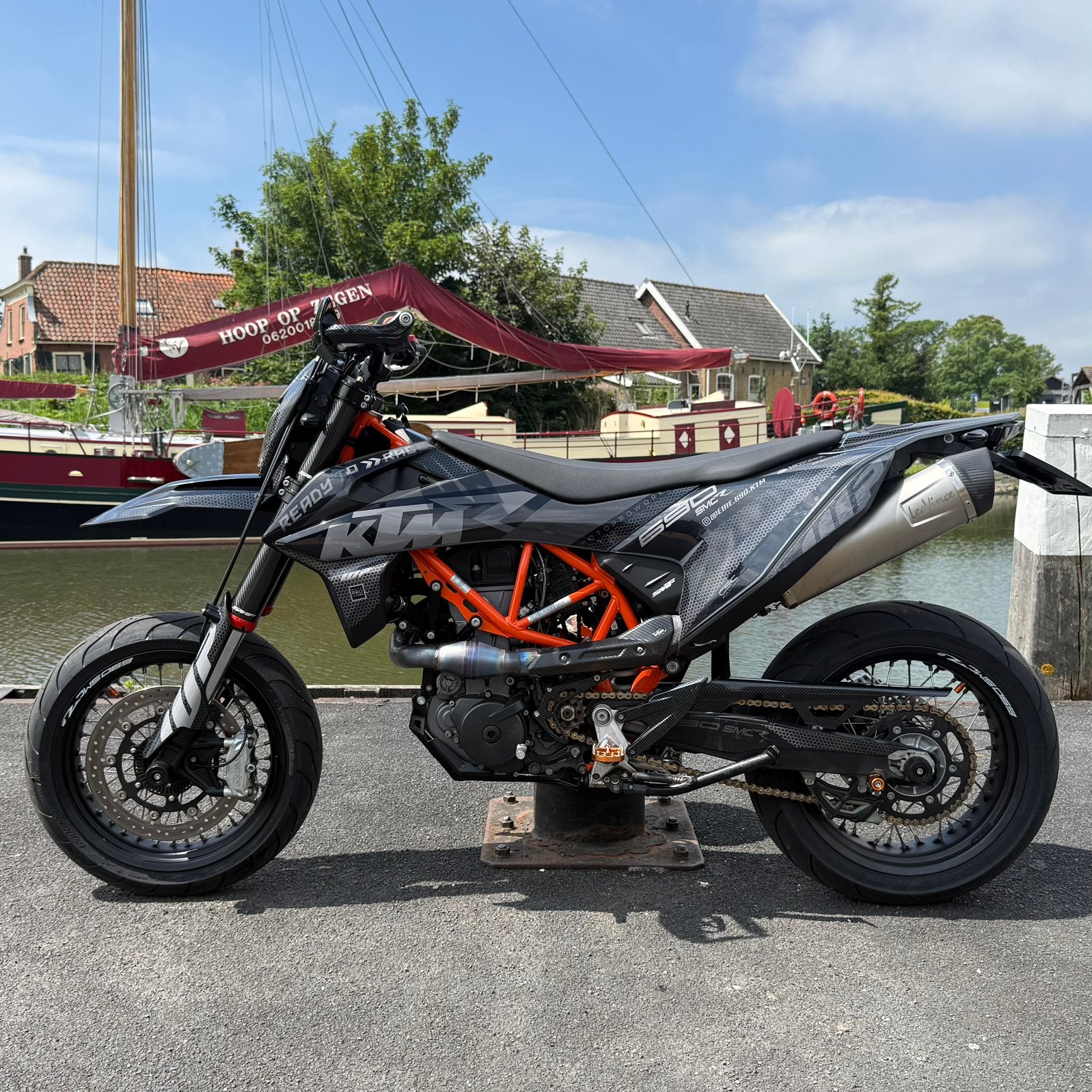 KTM SMC-R 2021 Groot onderhoud |Nieuwe banden | Origineel NL, Motoren, Motoren | KTM, Occasion, Motorrijbewijs A, Handgeschakeld