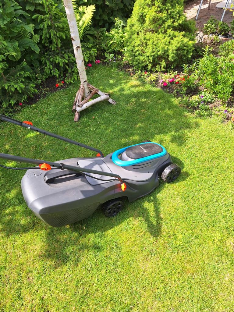Gardena elektrische grasmaaier 32 cm, 30L grasbak, Ophalen, Elektrische grasmaaier, Zo goed als nieuw, Opvangbak