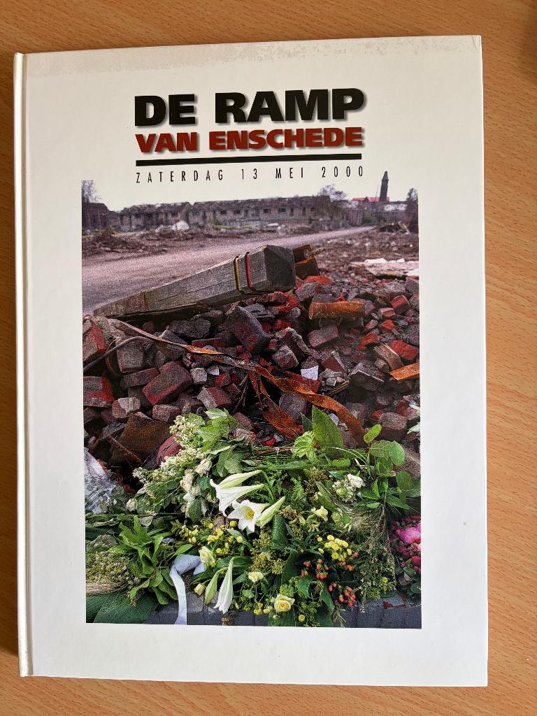 De ramp van Enschede, 20e eeuw of later, Ophalen of Verzenden, Zo goed als nieuw, De Twentsche Courant Tubantia