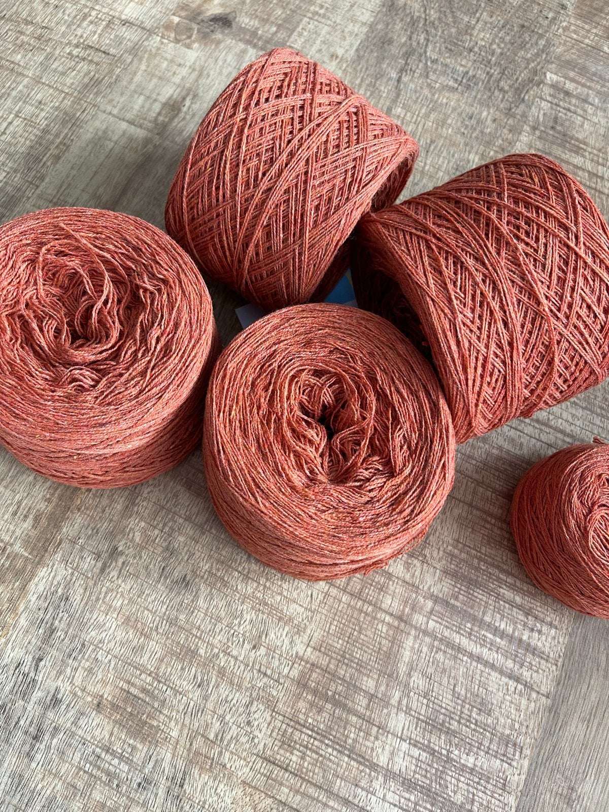 Zacht wol garen 600 gr in donker oranje kleur, Ophalen of Verzenden, Nieuw, Breien of Haken, Wol of Garen
