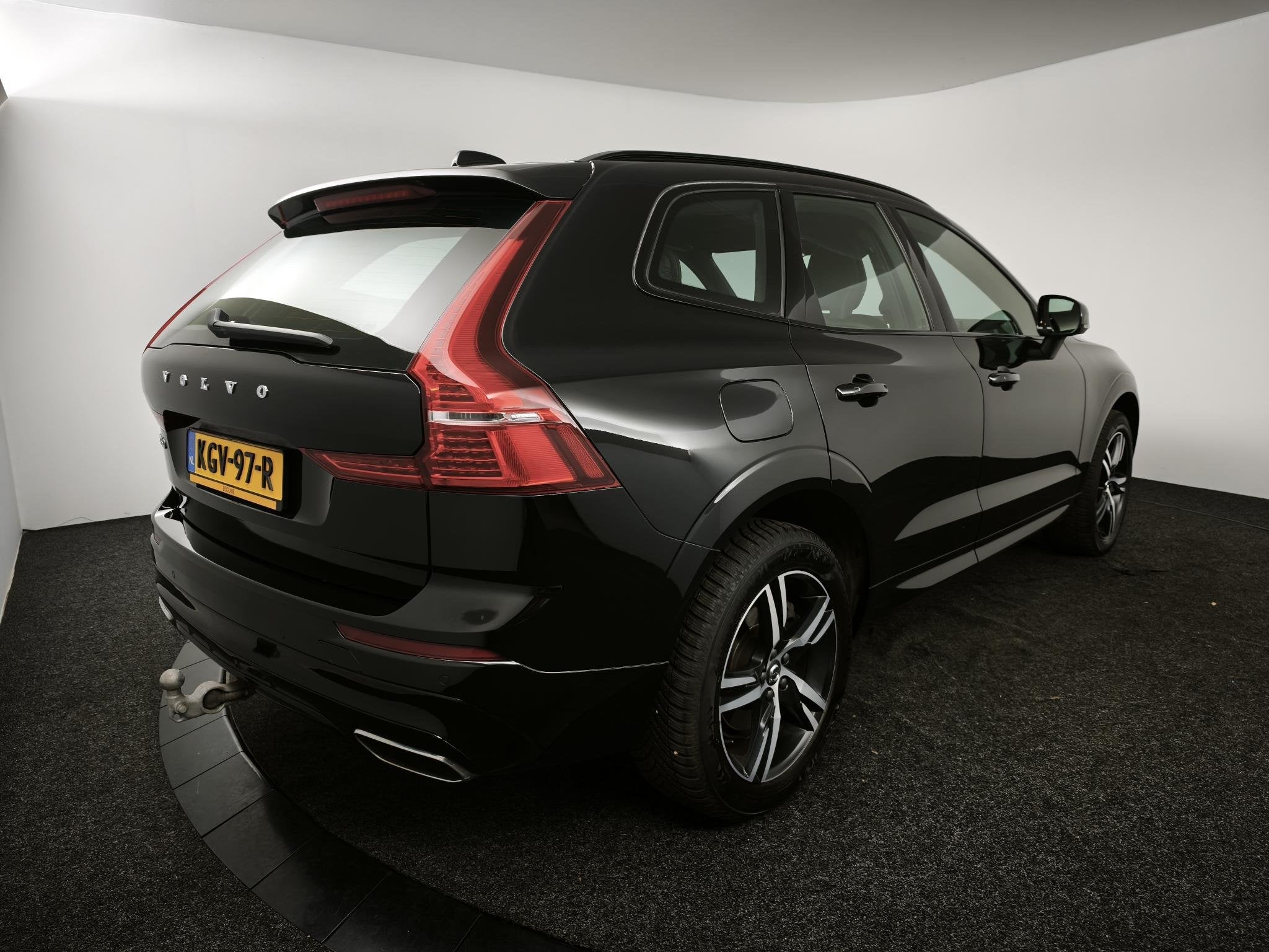 Volvo XC60 2.0 Recharge T6 AWD R-Design | Panoramadak | Trek, Gebruikt, Euro 6, 1969 cc, Leder en Stof