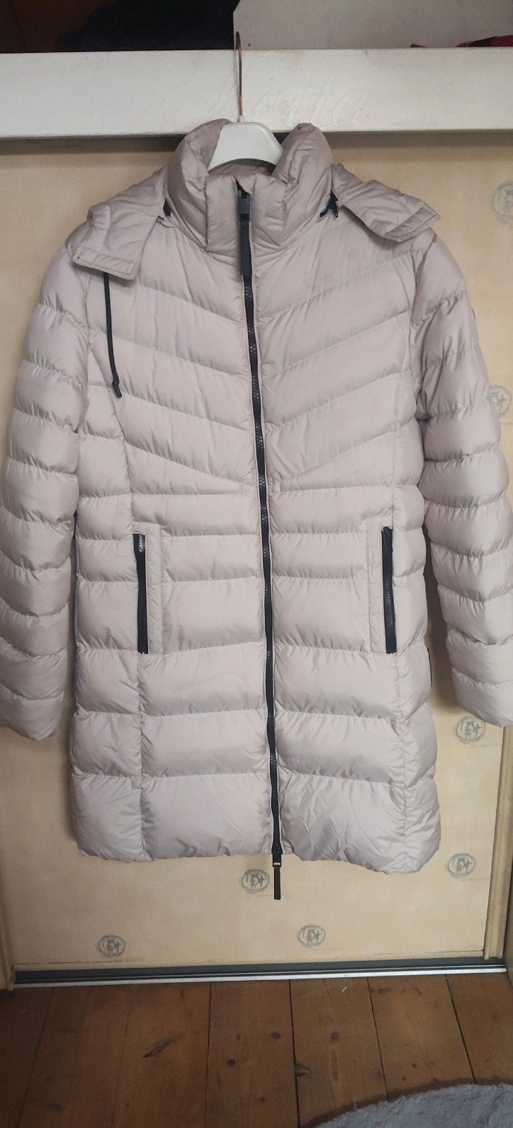 Licht beige  gewatteerde jas met capuchon - Maat M, Beige, Maat 42/44 (L), Nieuw, Ophalen of Verzenden