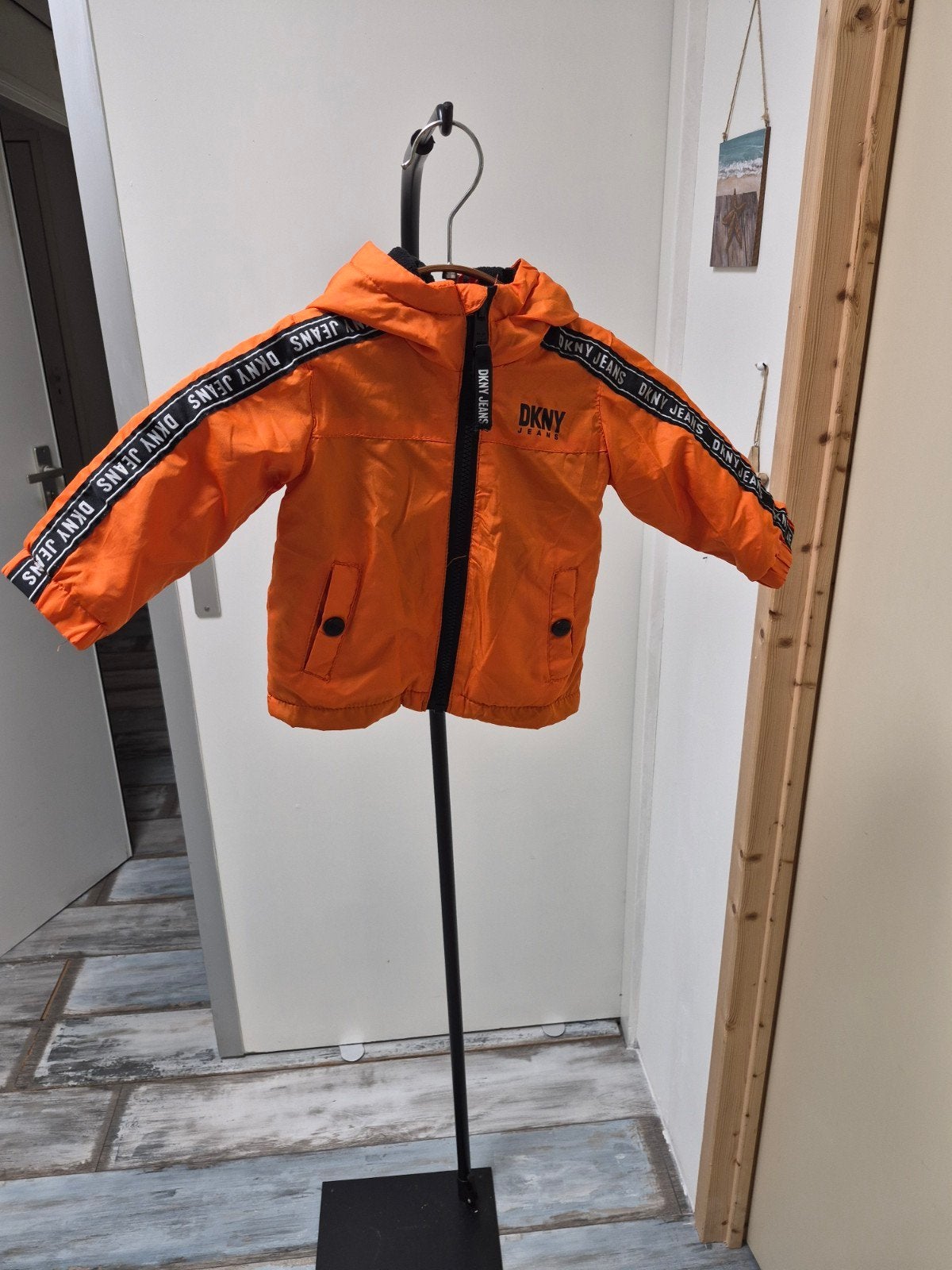 Twee jasjes van DKNY, Jongetje of Meisje, Ophalen of Verzenden, Zo goed als nieuw, Jasje