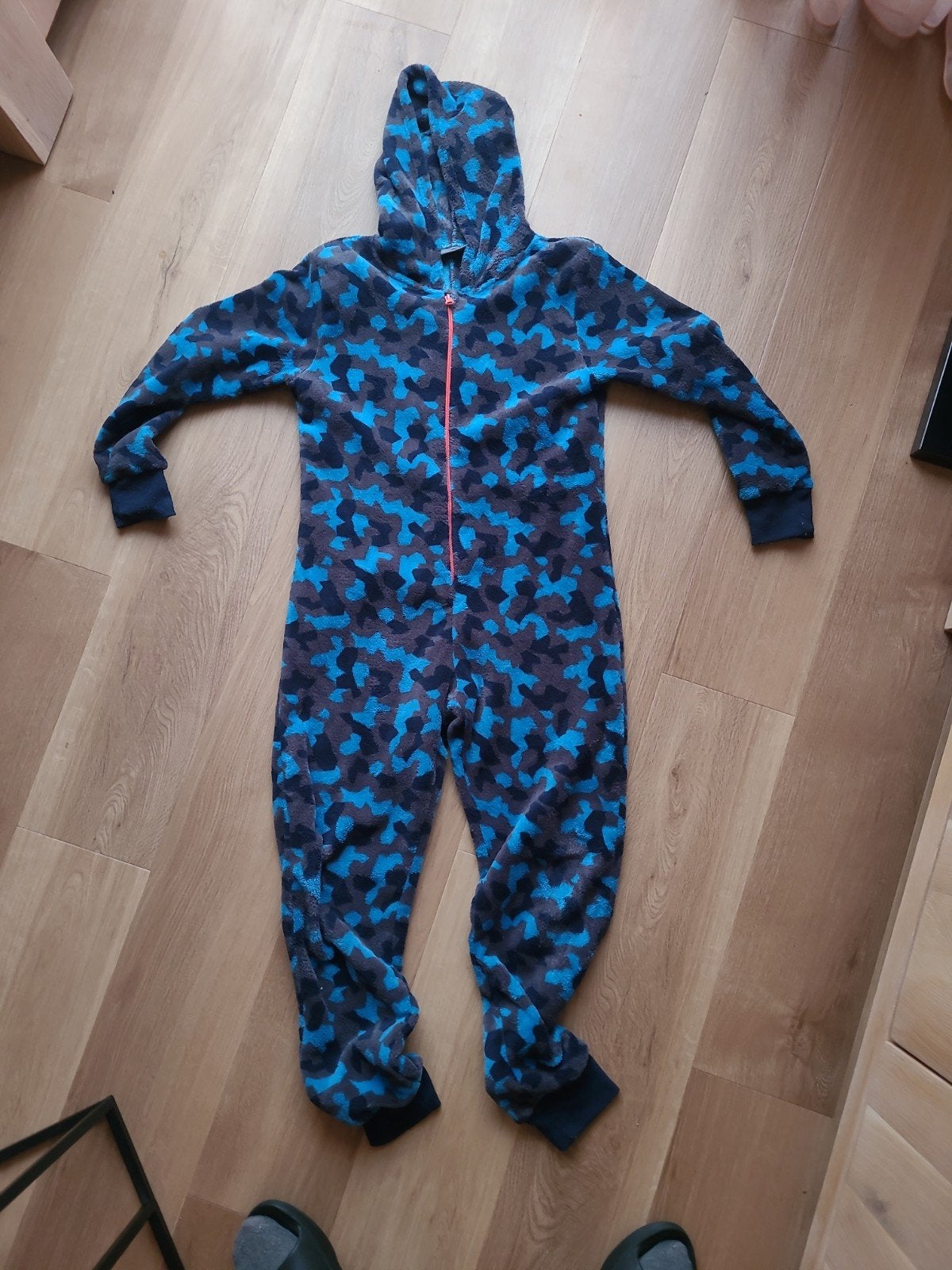 Fleece onesie capuchon camouflage, Kinderen en Baby's, Kinderkleding | Maat 146, Nacht- of Onderkleding, Gebruikt, Jongen of Meisje