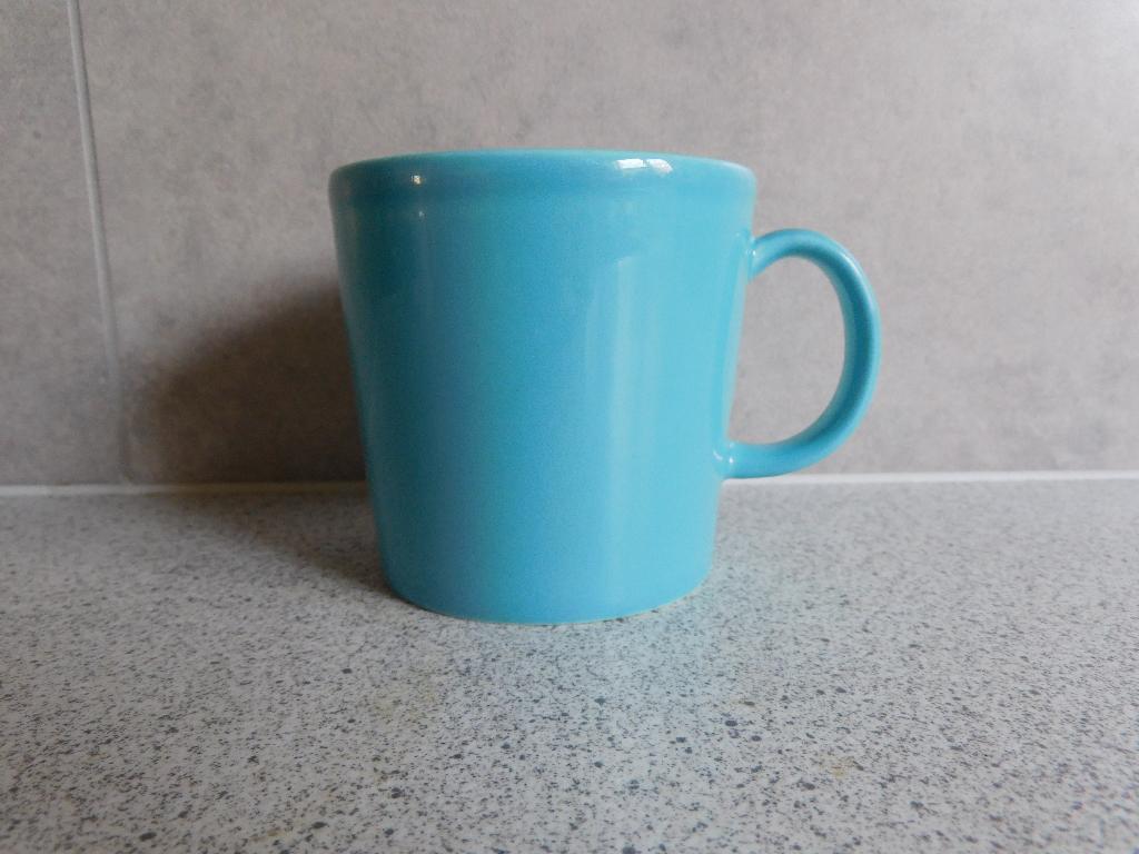 Mok Blauw Teema Iittala, Huis en Inrichting, Keuken | Servies, Ophalen of Verzenden, Zo goed als nieuw, Overige stijlen, Kop(pen) en/of Schotel(s)