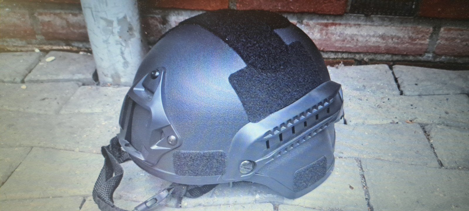 Tactische helm met binnenvoering en kinband, Verzamelen, Ophalen of Verzenden, Landmacht, Nederland, Helm of Baret