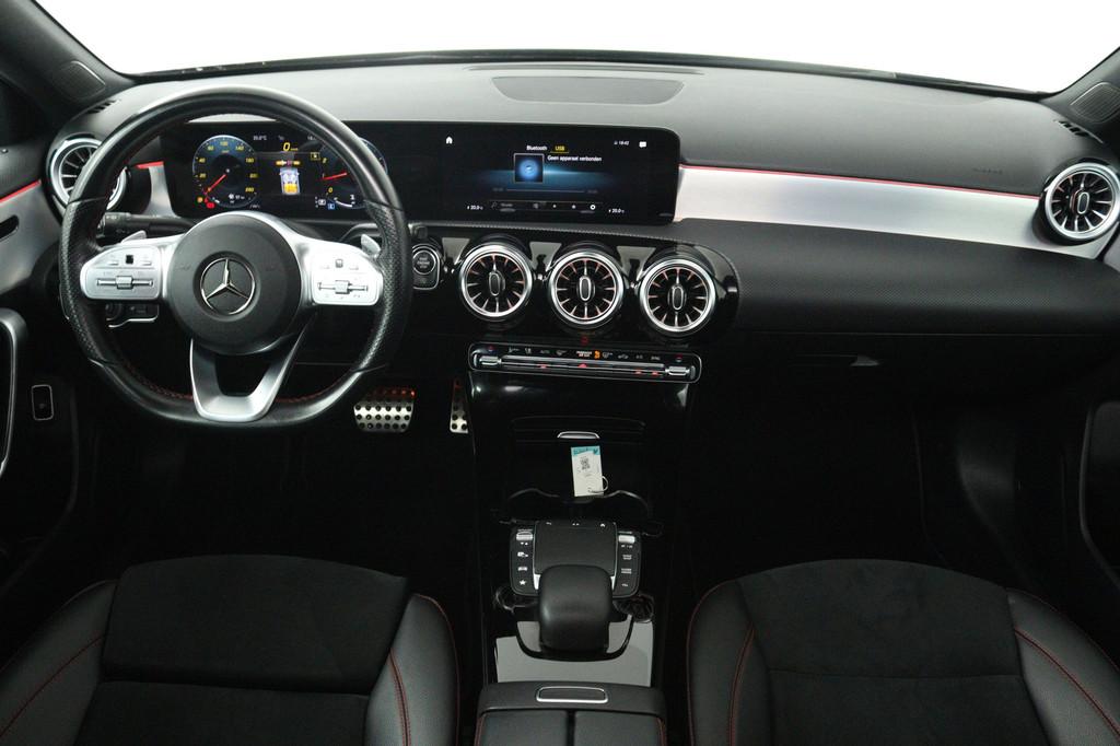 Mercedes-Benz A-klasse 180 AMG Line (PANORAMADAK, SFEERVERLI, 136 pk, 4 cilinders, Automatische klimaatregeling, Zwart