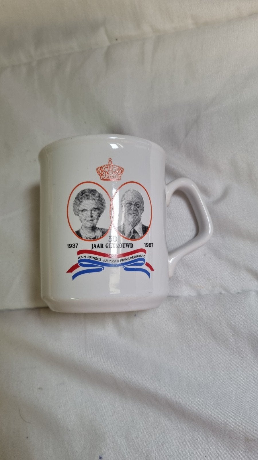 Mok Juliana en Bernhard 50 jaar getrouwd, Verzamelen, Koninklijk Huis en Royalty, Ophalen of Verzenden, Zo goed als nieuw, Nederland