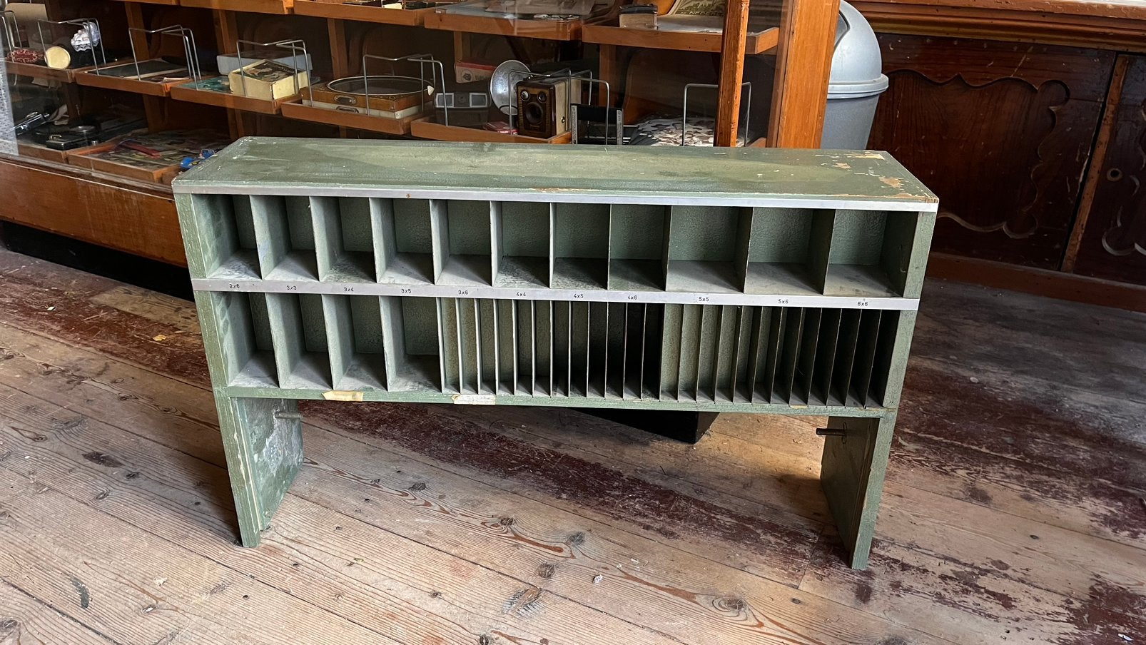 Vintage houten sorteerkast/postvakkenkast, Ophalen