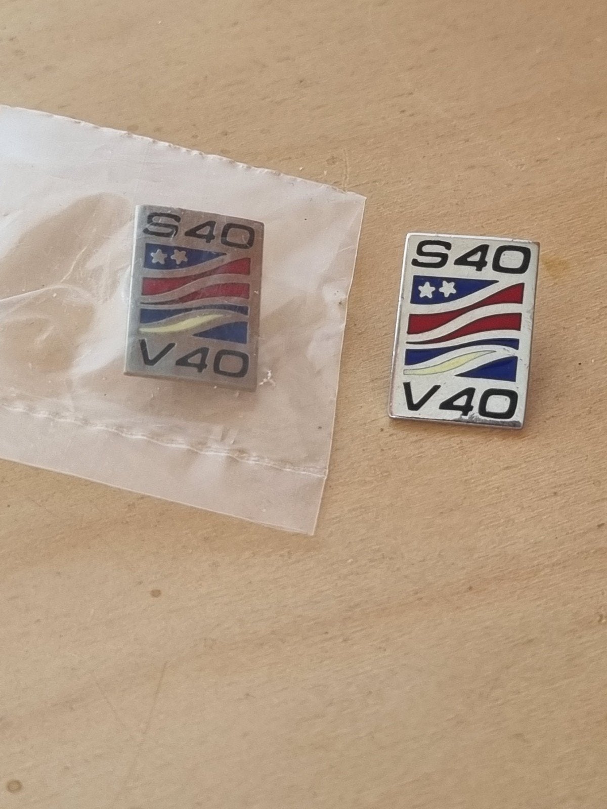 Pin Volvo S40 / V40 €3,- per stuk, Ophalen of Verzenden, Nieuw, Merk, Speldje of Pin