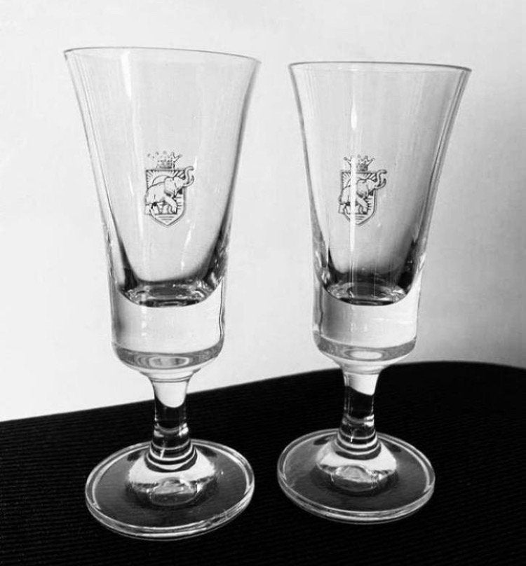 2 Glaasjes met goudkl. afb. olifant van Côte d’Or. H.10,5 cm, Verzamelen, Glas en Borrelglaasjes, Ophalen of Verzenden, Zo goed als nieuw