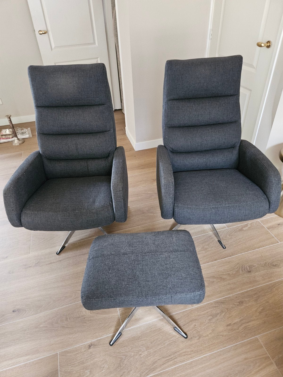 2x Comfortabele fauteuils met voetenbank - Grijs stof, Ophalen, Gebruikt, Modern, Comfort, 75 tot 100 cm
