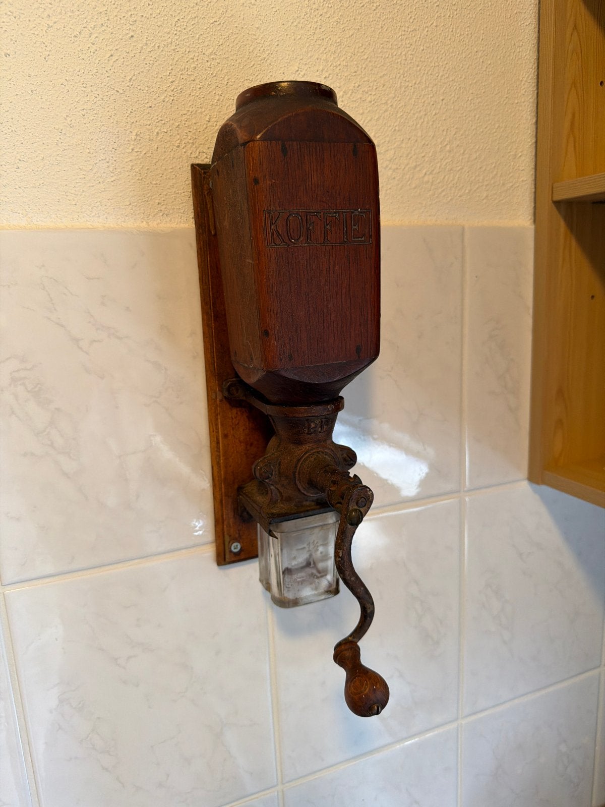 Antieke wandkoffiemolen - Decoratief en functioneel, Antiek en Kunst, Antiek | Keukenbenodigdheden, Ophalen of Verzenden